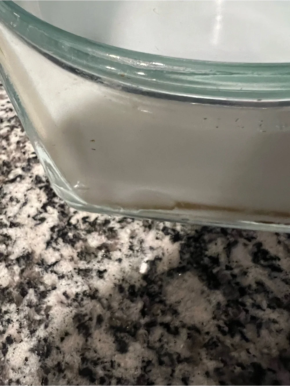 Pyrex Avocado Green 2 1/2 quart with Lid lid has a very small chip!
